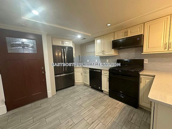 3rd image of 100 Saint Andrew Rd #B