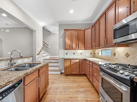 4th image of 2505 Dallas St