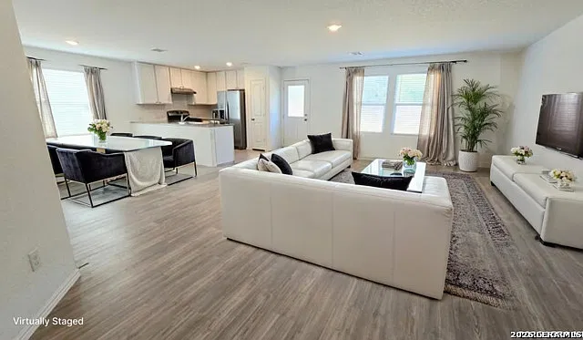 4 bed, 2.5 bath, 1955 sqft, $1,725 — Photo 4