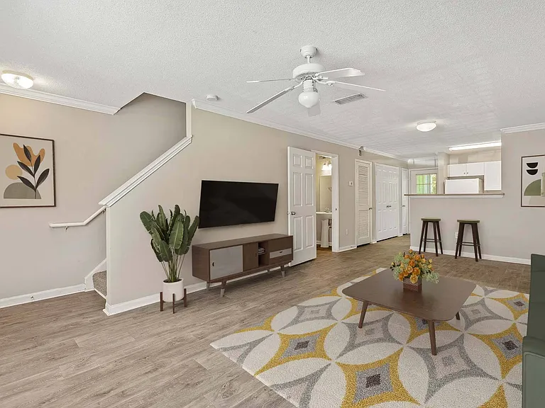 Alexander Crossing Apartments & Townhomes — Photo 8