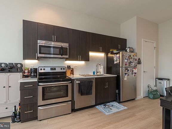 5th image of 18 W Girard Ave APT 403