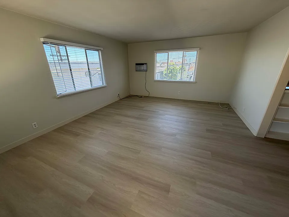 Spacious living room with air conditioning