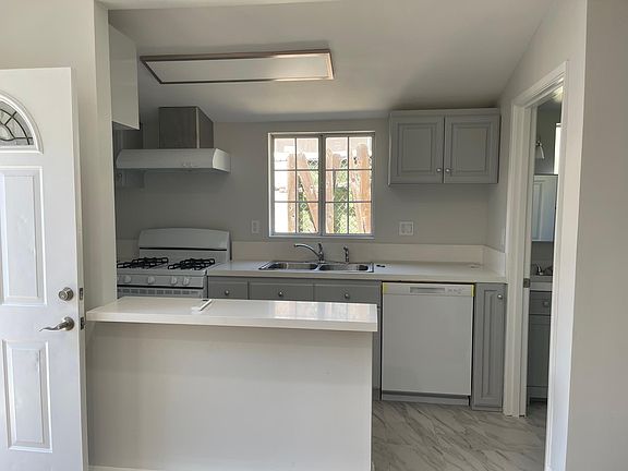 4th image of 4803 1/4 Lowell Ave