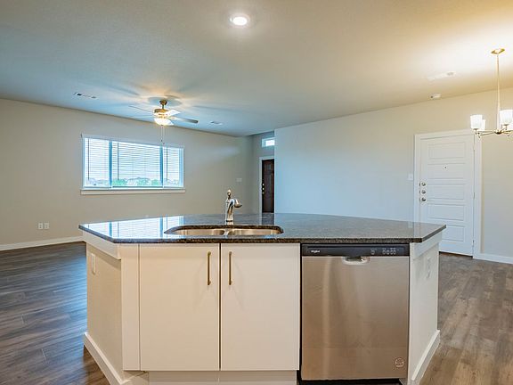 4th image of 608 Blackland Dr