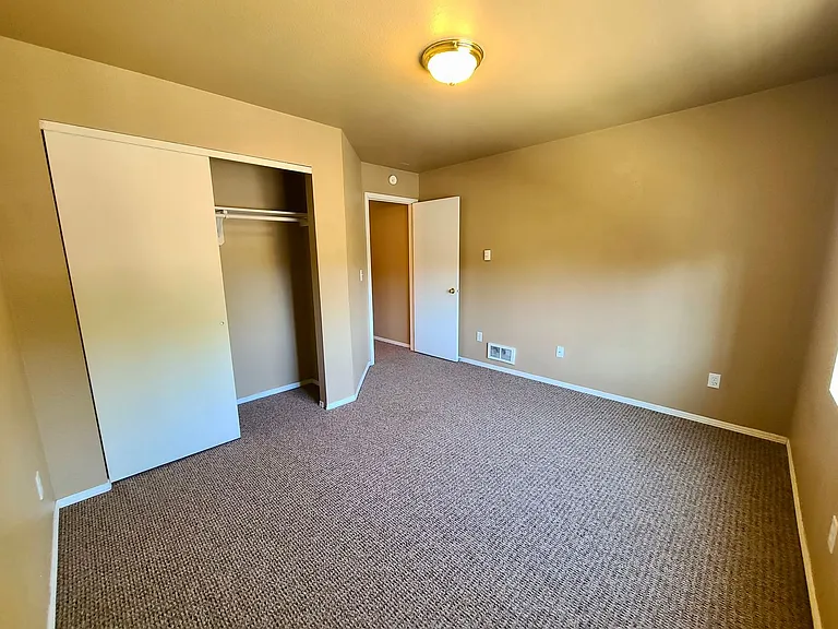 400 E River Ave — Photo 12
