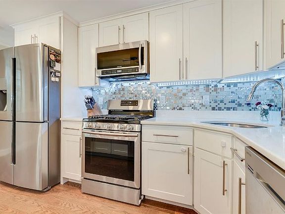 4th image of 305 New York Ave #1
