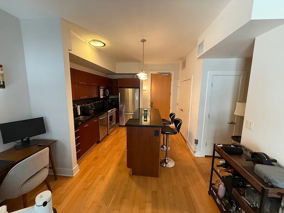 Building Photo - 603 Davis St #807