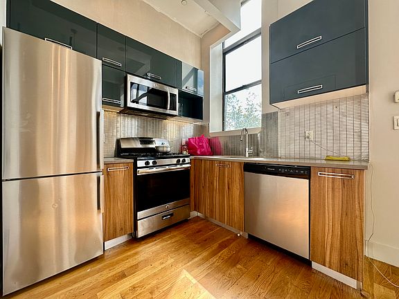 3rd image of 372 Kosciuszko St #202