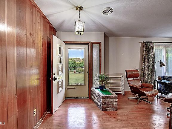 4th image of 300 Fleetwood Ct