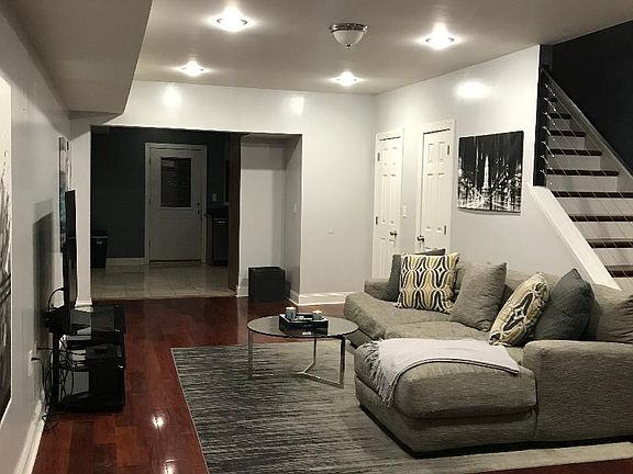 3rd image of 156 Richmond St