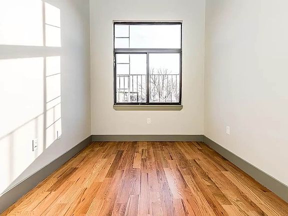 5th image of 202 Irving Ave APT 2R