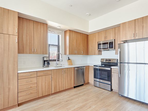 3rd image of 715 15th St #604