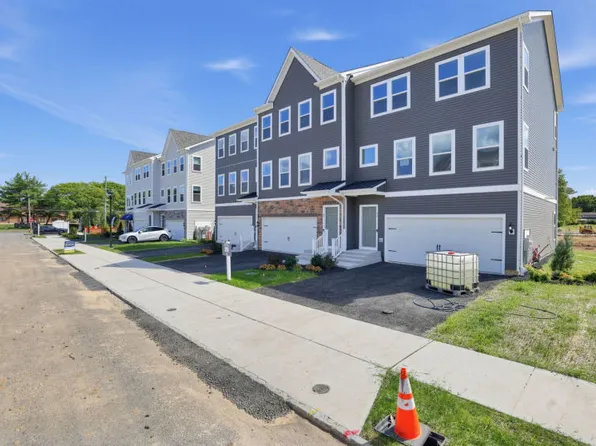 43 Chaucer Ct, Levittown, PA 19057