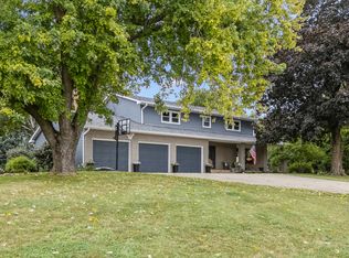4200 Tanglewood Rd, Bettendorf, IA 52722