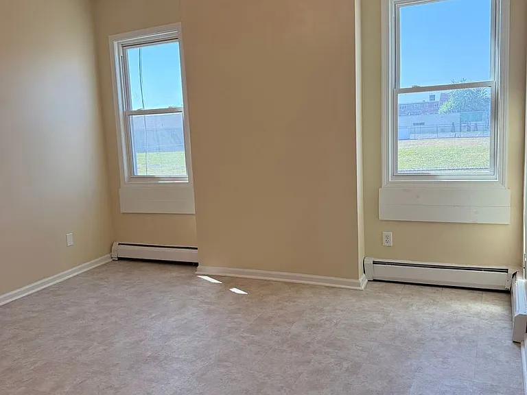 476 Wethersfield Ave — Photo 2