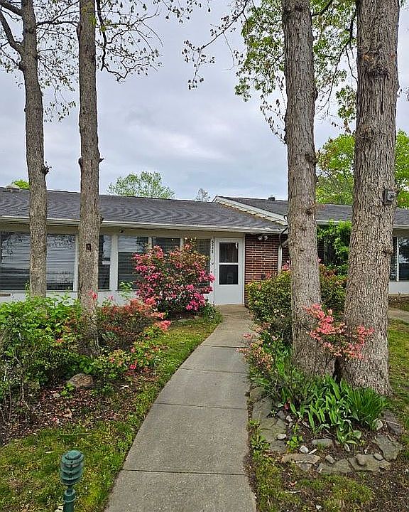 1st image of 533D Dartmoor Ct