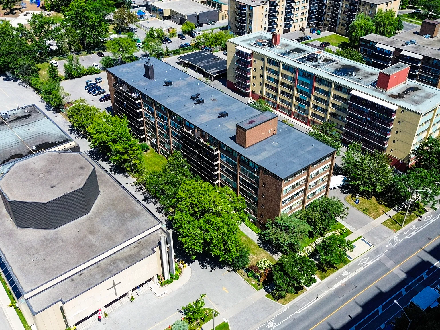 36 Thorncliffe Park Drive — Photo 4