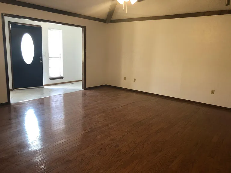 9909 S Hillcrest Dr — Photo 3