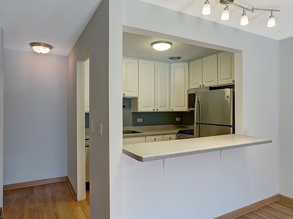 5th image of 832 W Oakdale Ave APT 1A