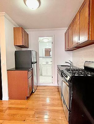5th image of 239 Henry St APT 5B