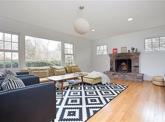 4th image of 9 Leatherstocking Ln