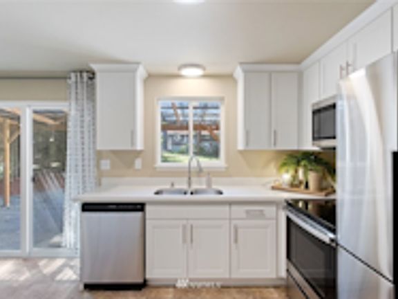 4th image of 9912 112th St SW