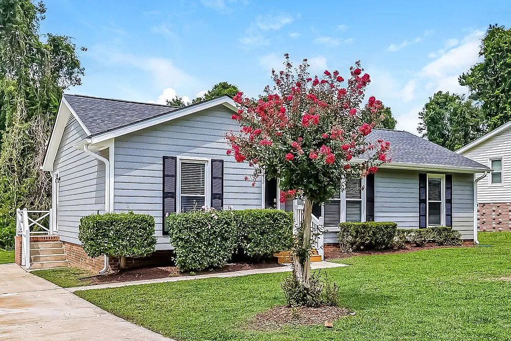 3 bed, 2.0 bath, 1216 sqft, $2,380 — Photo 2
