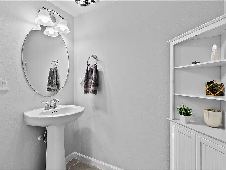 16493 Helix Ct — Photo 11