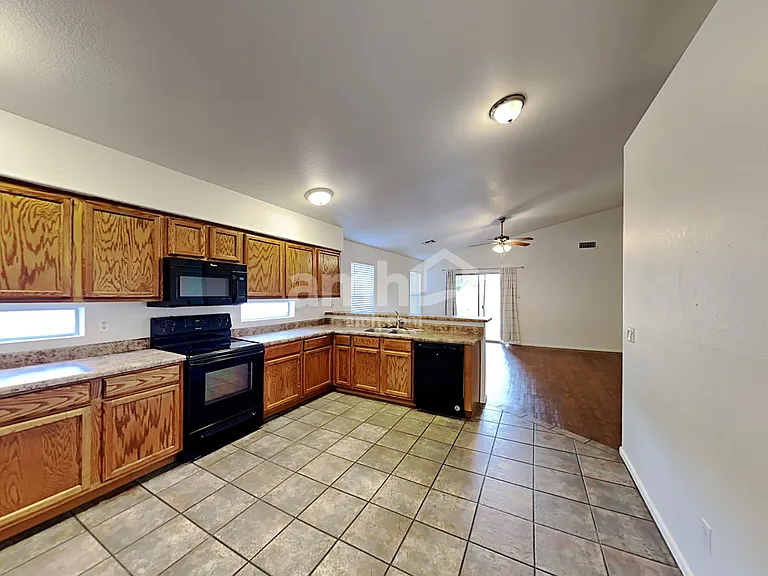 1303 N Balboa Dr — Photo 4