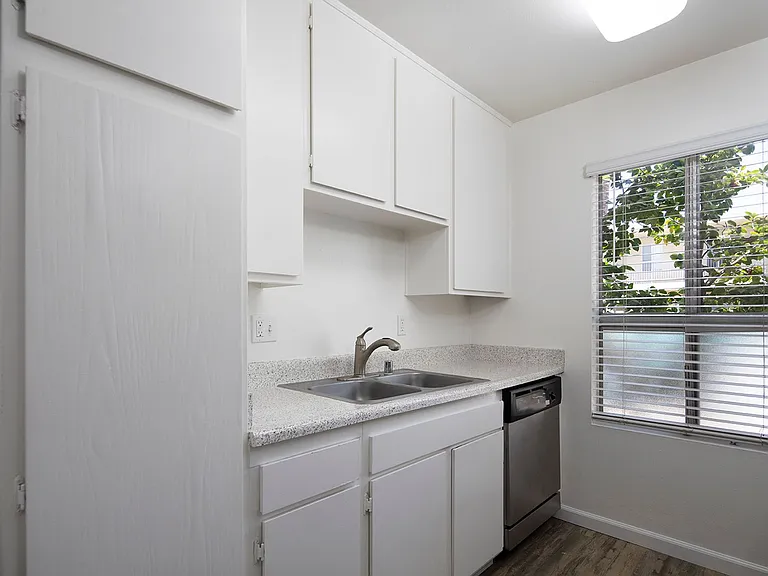 Four Winds Apartments — Photo 6