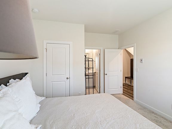 5th image of 2422 Arbor Loop Dr