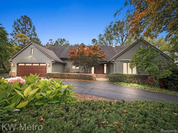 3043 Bloomfield Shore Dr, West Bloomfield, MI 48323