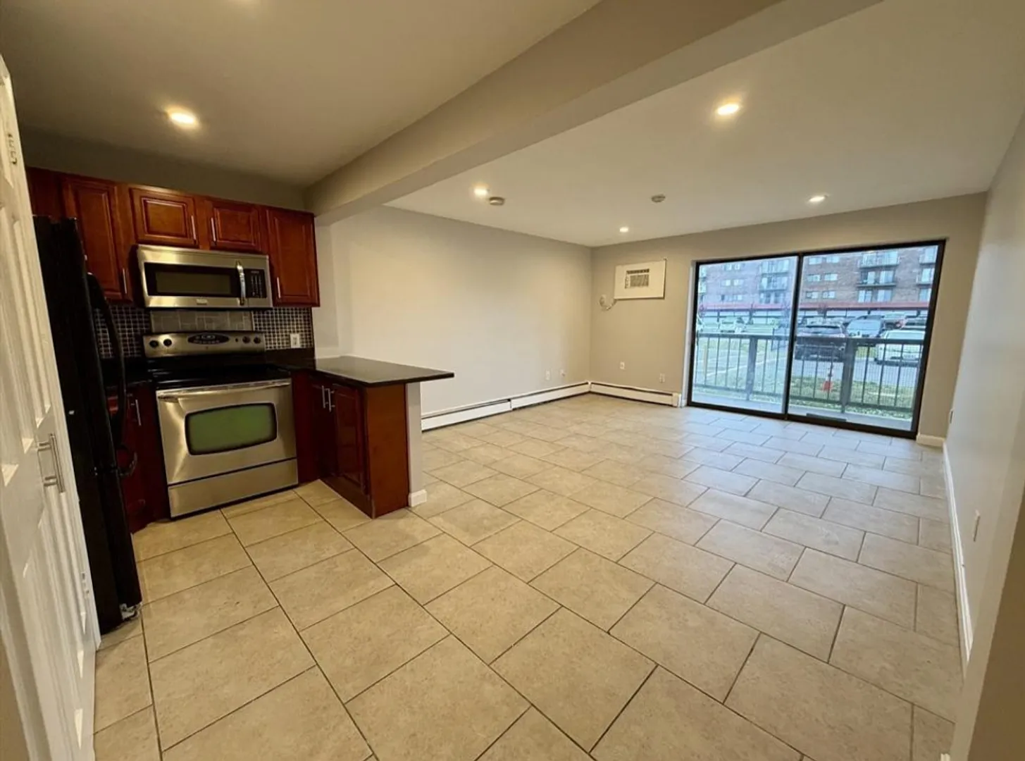 Beautiful Studio condo, ground floor, community pool — Photo 1