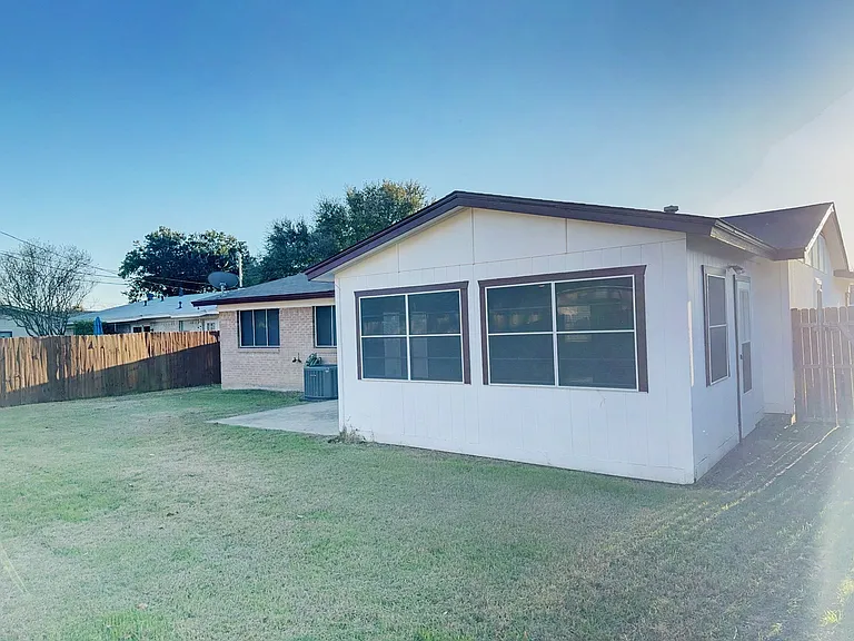 2837 Lowell Dr — Photo 4