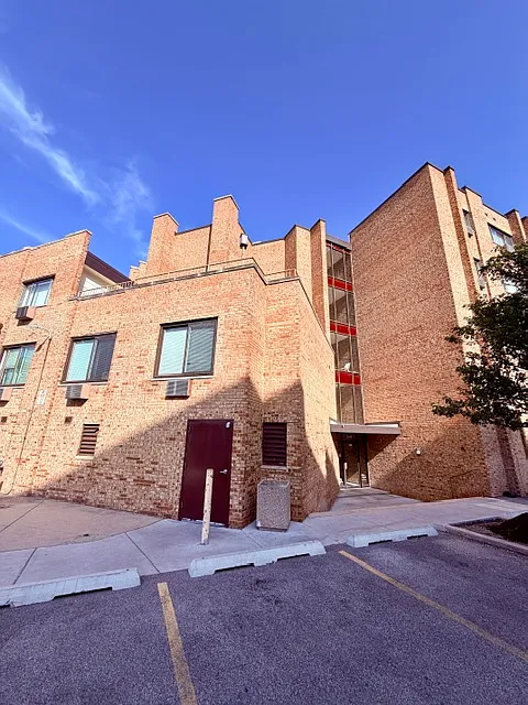 5348 N Cumberland Ave #300