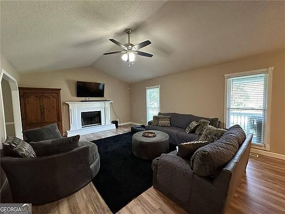 5th image of 106 Courtland Cir
