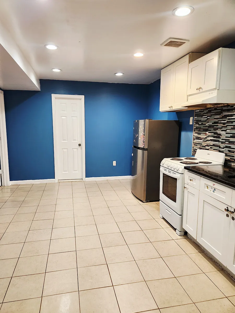 Building Photo - 87 Debevoise Ave #2