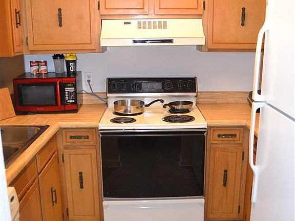 4th image of 1104 Green Tree Ct #B