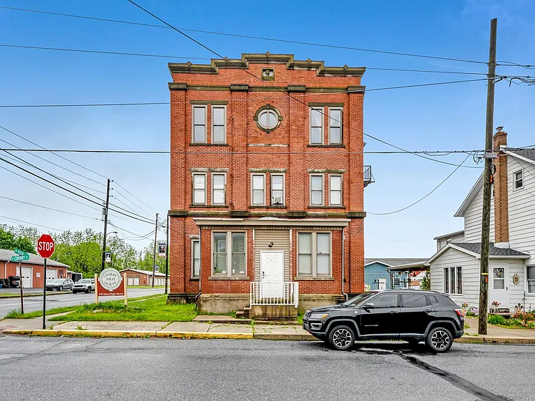 100 W High St — Photo 1