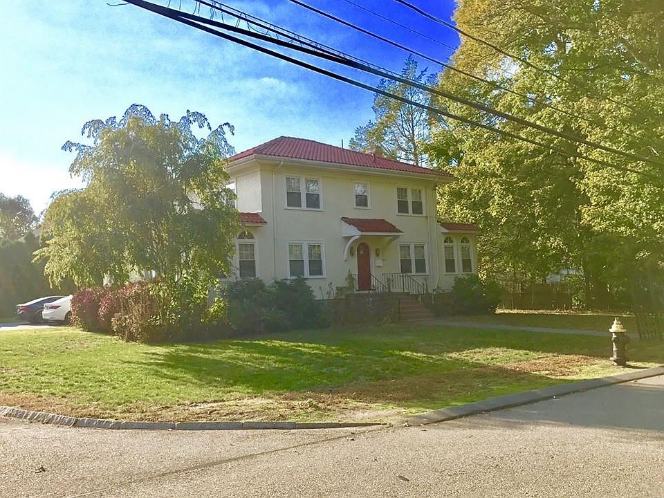 1st image of 985 Metropolitan Ave