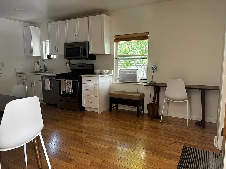 139 NW Broadway St — Photo 15
