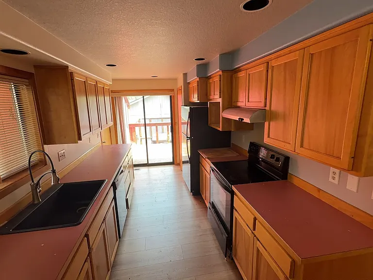 2741 NE Laramie Way — Photo 8
