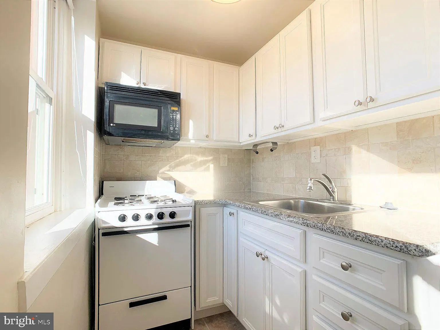 1 bed, 1.0 bath, $1,315 — Photo 2