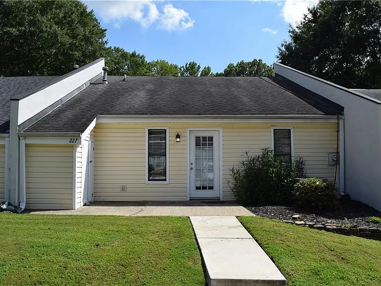 227 Goshen Ln — Photo 2