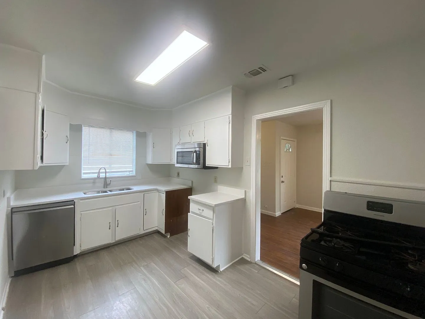 Newly Remodeled 3 bd | 2 ba Available Now! Located near Basse Rd/Blanco Rd minutes from Alamo Qua... — Photo 3