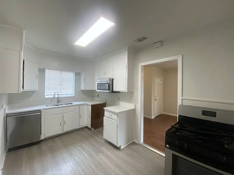 158 Weizmann St — Photo 3