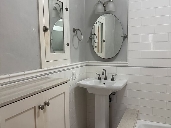 3rd image of 843 Newport Ave