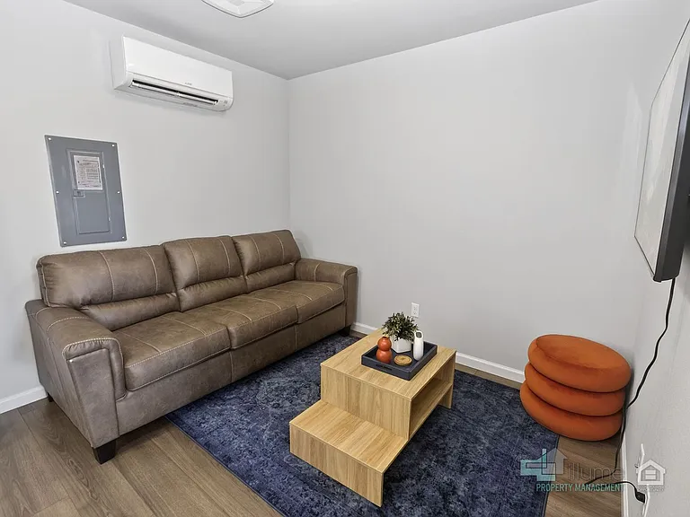 8435 SE Kinnaman St — Photo 1