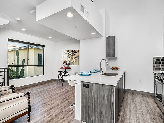 2nd image of 5065 Romaine St #12