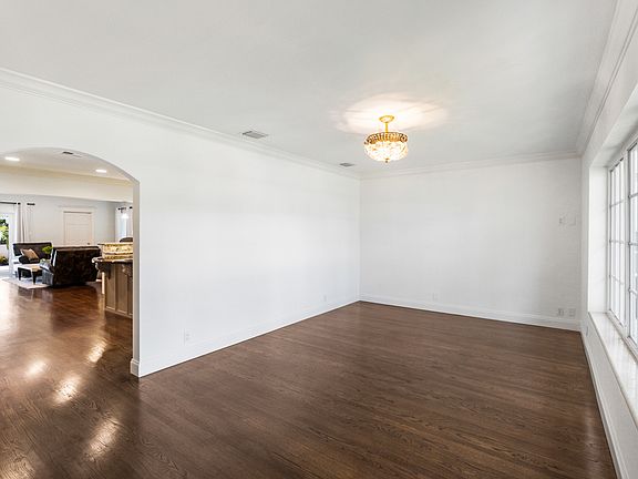 4th image of 908 SE 6th Ct